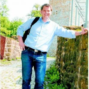 Will hoch hinaus: Versmolds Bürgermeister Thorsten Klute (39), hier vor dem Turm der Burg Ravensberg, möchte für die SPD den eher konservativen Wahlkreis Gütersloh I gewinnen. FOTOS: HERBERT GONTEK