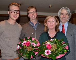 Ehrungen: Jean Michel Diaz (l.), der neue Mann an der Spitze des SPD-Ortsvereins und Kreisvorsitzender Hans Feuß (r.) gratulieren Beatrix Geurts und Wigbert Hanschmidt zur 25-jährigen Mitgliedschaft. Jean Michael Diaz ist mit seinen 19 Jahren das jüngste