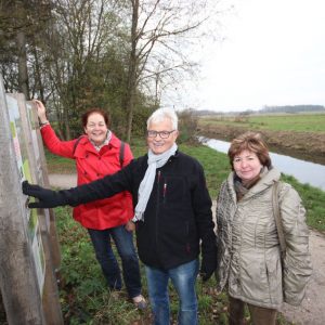 Wendepunkt: Die SPD-Mitglieder Christiane Schneiders, Gerd Muhle und Ursula Ecks (v.l.) wollen sich nicht damit abfinden, dass der Emsweg in Höhe des Birkendamms weiterhin abrupt endet. Sie fordern die Freigabe der Strecke. Dazu müsste das bis ans Ufer wu